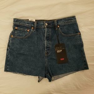 NWT Levi's medium wash high rise ribcage shorts